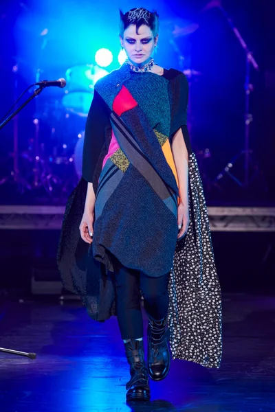 Look 16